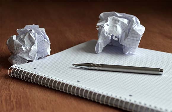 Libreta y bolígrafo para apuntar ideas